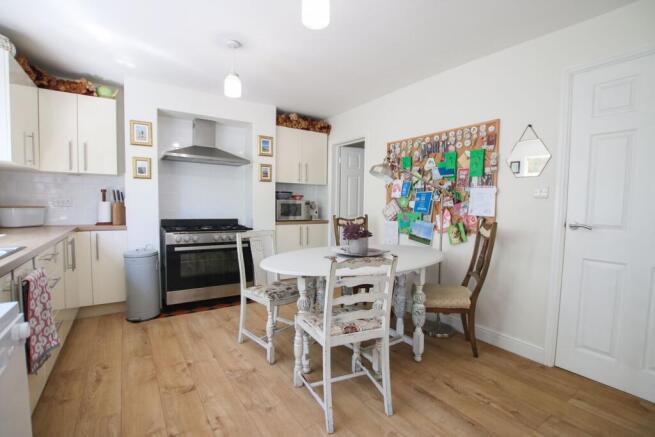 House in Wokingham, Emmbrook - More