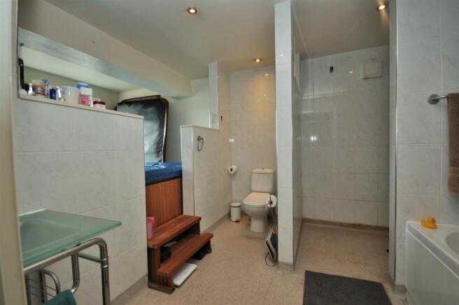 GROUND FLOOR BATHROO