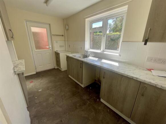 Kitchen 2.jpeg
