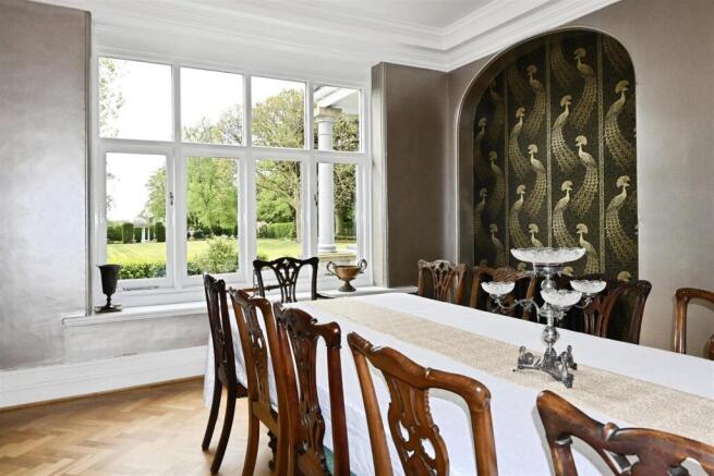 5 bed Detached for sale Image 8