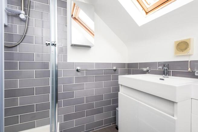 Shower room 1st floo