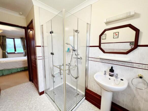 En Suite pic 2.jpg