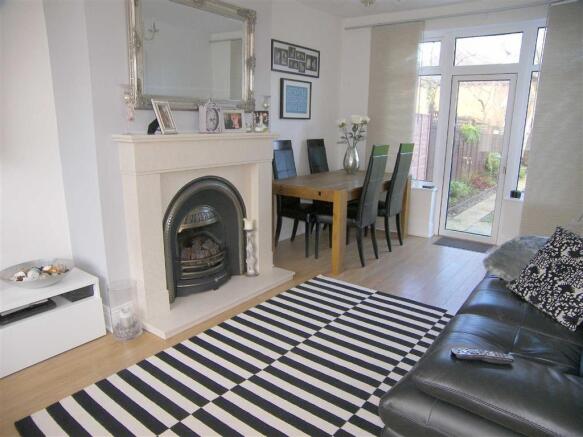 LOUNGE/DINING AREA