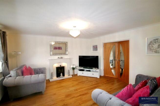 6. LIVING ROOM