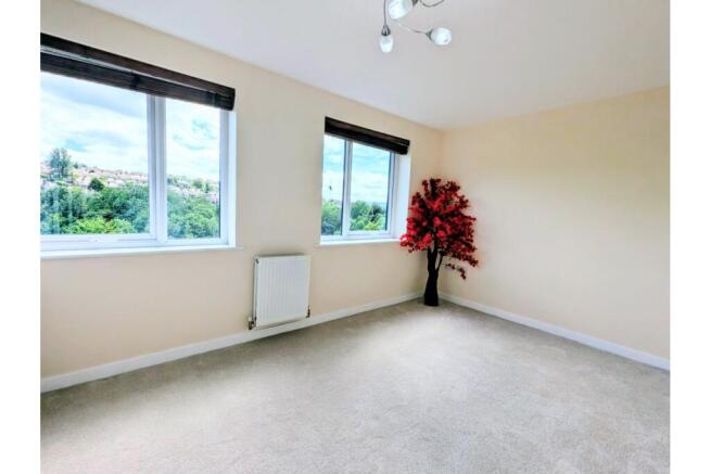 4 bed Semi-Detached for sale Image 12
