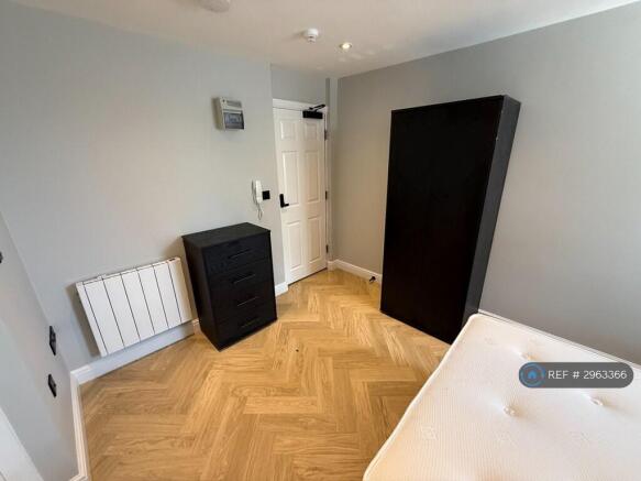 Studio to rent Image 6