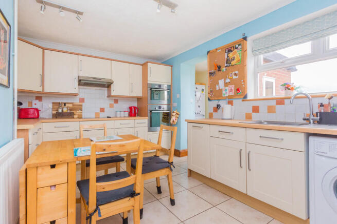 Kitchen/Breakfast...