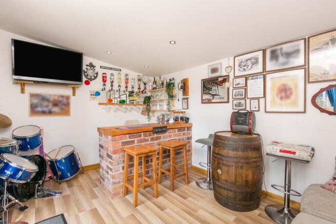 Garage/Bar