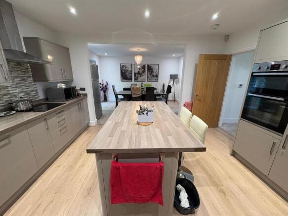 4 bed Detached for sale Image 8