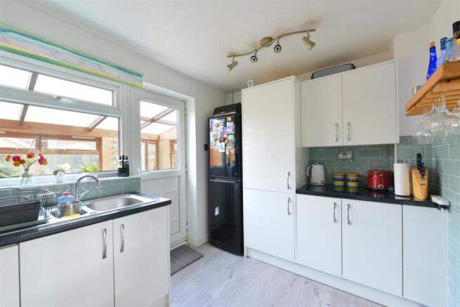 2 bed Semi-Detached to rent Image 4