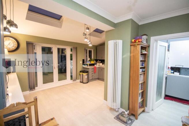 4 bed House for sale Image 12