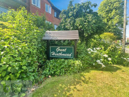Flat 3, Stamford House, Great Heathmead, Haywards Heath RH16 1FH
