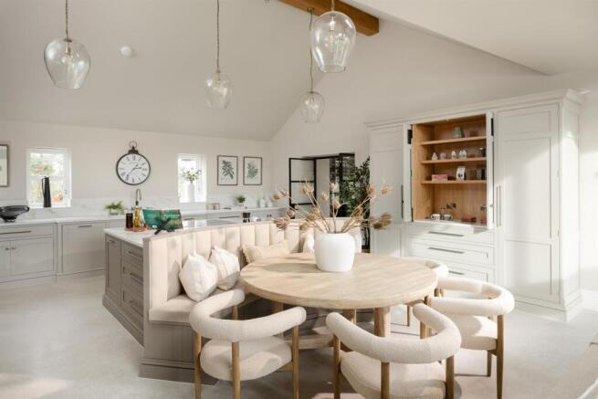 5 bed Detached for sale Image 5