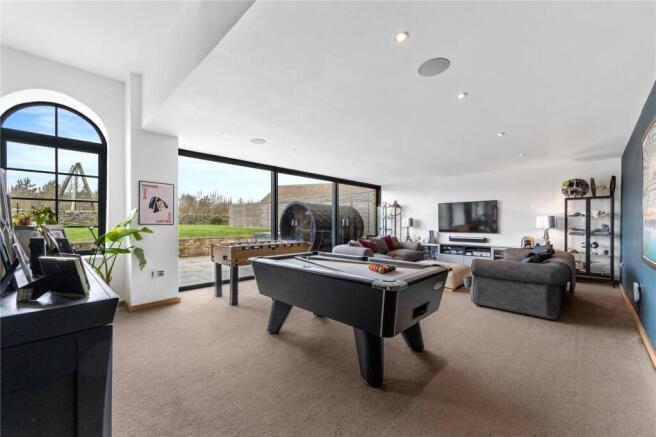 9 bed Detached for sale Image 7