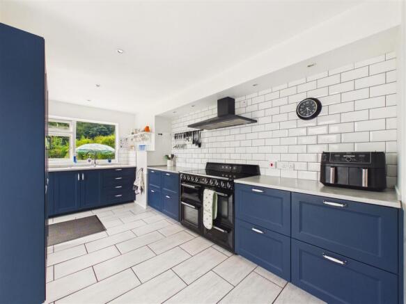 4 bed Semi-Detached for sale Image 10
