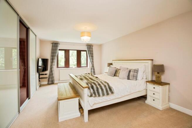 6 bed Detached for sale Image 12