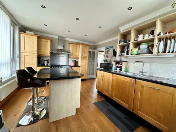 Kitchen 1.jpg