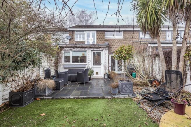 7 Pinewood Park, New Haw, KT15 3BS - 11.jpg