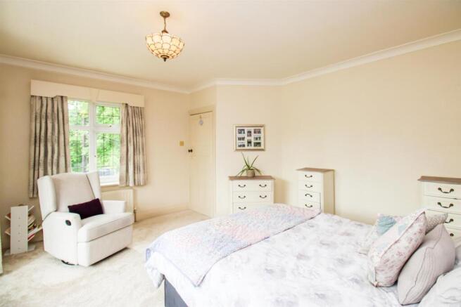4 bed Detached for sale Image 12