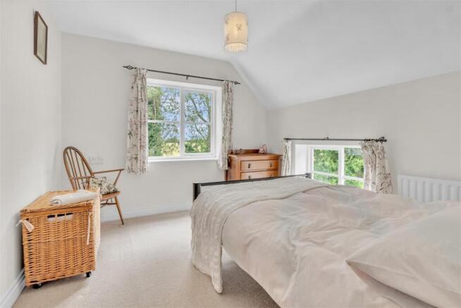 5 bed Detached for sale Image 12