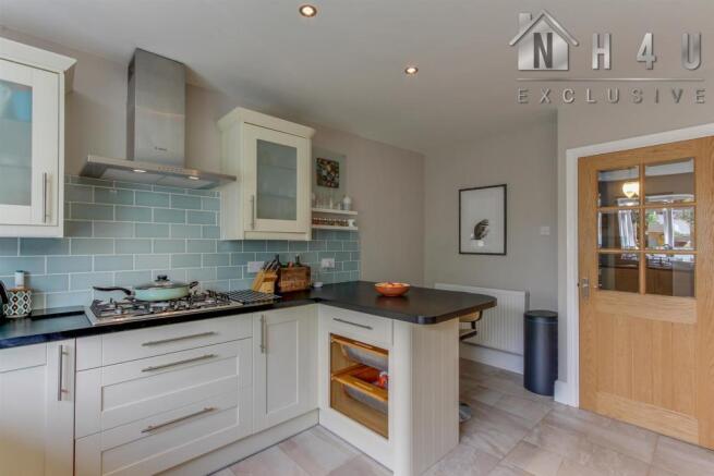 KITCHEN / BREAKFAST ROOM: