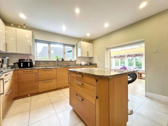 5 bed Detached for sale Image 5