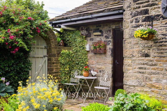 5 bed Detached for sale Image 7