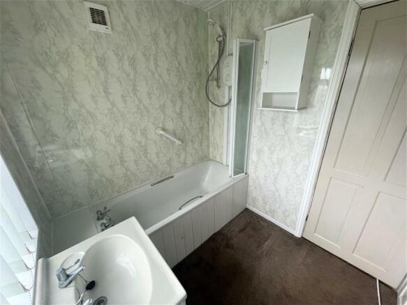 bathroom 3.jpg
