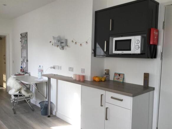 21 Queningate Court kit side.JPG