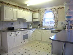 FITTED KITCHEN AREA