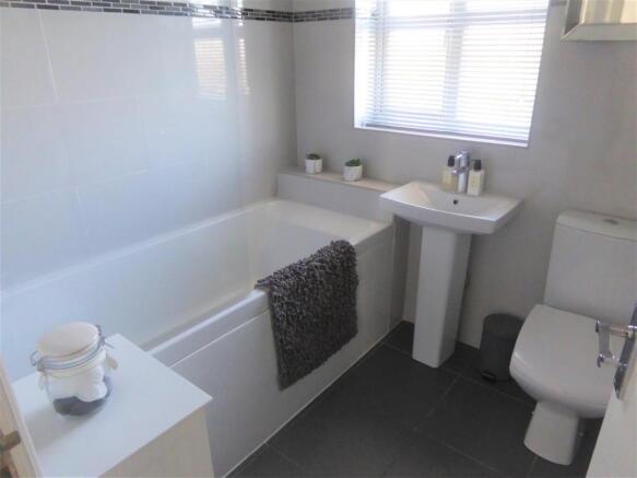 FAMILY BATHROOM