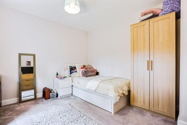 5 bed Detached for sale Image 11