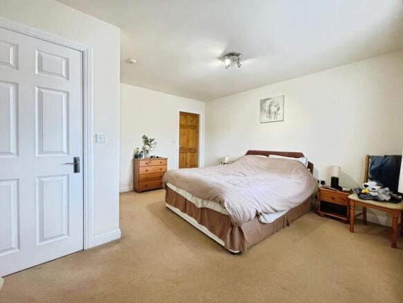 4 bed Semi-Detached for sale Image 10