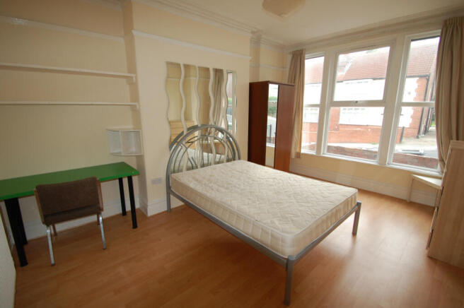 6 bed House to rent Image 4