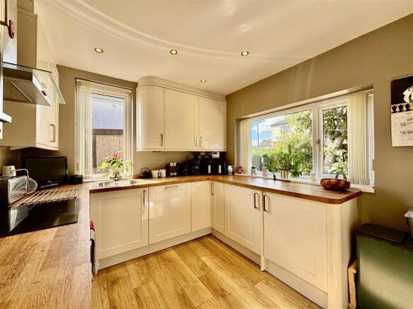 Greenland Villas, Queensbury, Bradford photo 4
