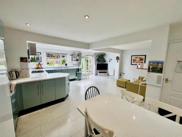 3 bed Semi-Detached for sale Image 12