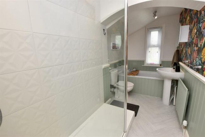 SECOND FAMILY BATHROOM (FRONT)