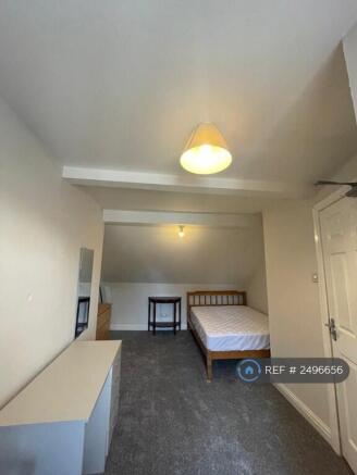 4 bed Semi-Detached to rent Image 7