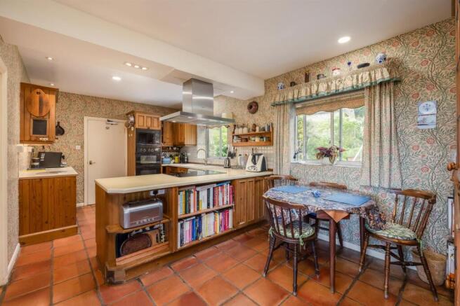 5 bed House for sale Image 7