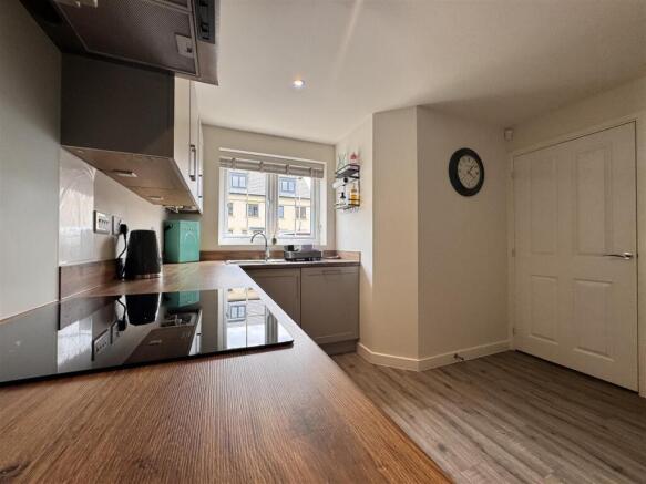 3 bed Semi-Detached for sale Image 6