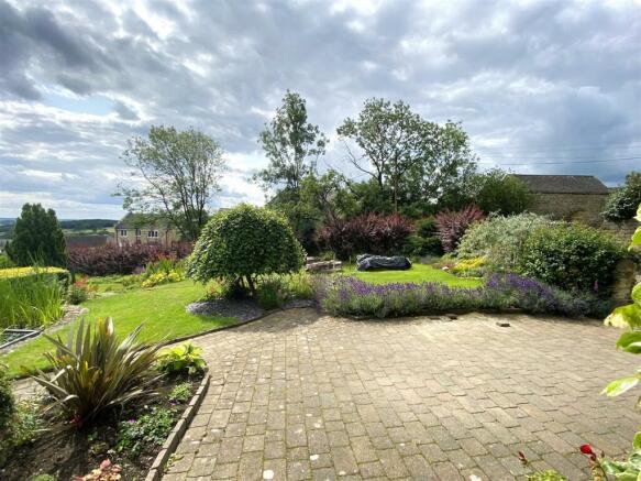FRONT GARDEN.JPG
