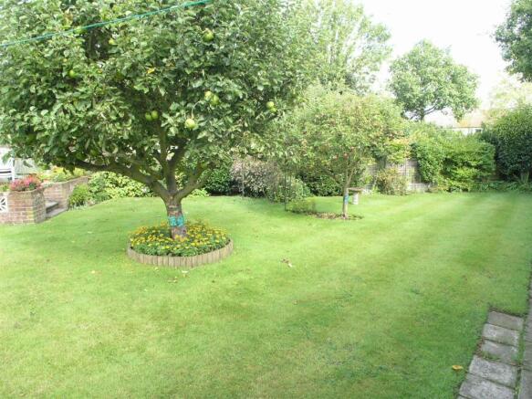 OUTSIDE - REAR GARDE
