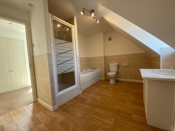 Ensuite Bath And Shower Room