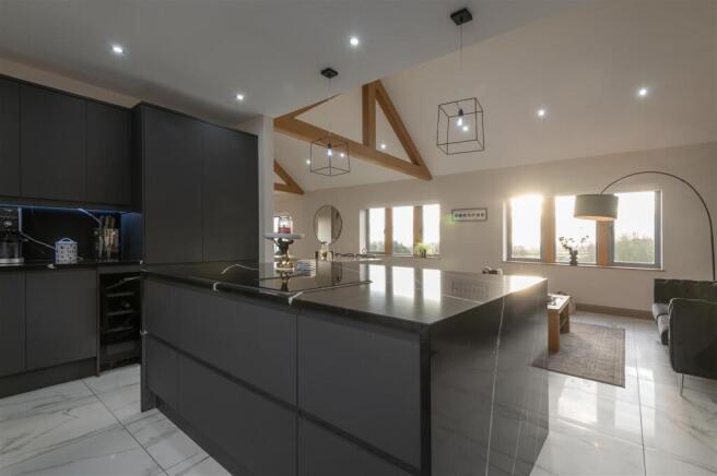 5 bed Detached for sale Image 11