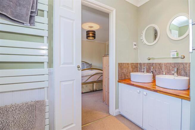EN SUITE SHOWER ROOM