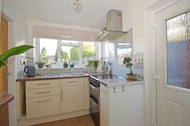 33 Elmley Close, kitchen a.jpg