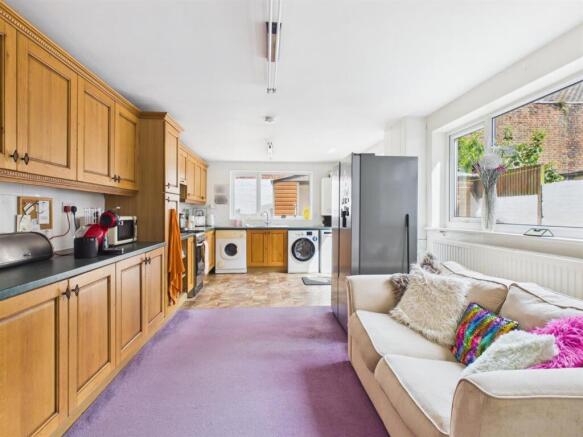 5 bed Detached for sale Image 4