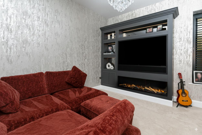 5 bed Detached for sale Image 7