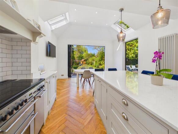 5 bed Semi-Detached for sale Image 8