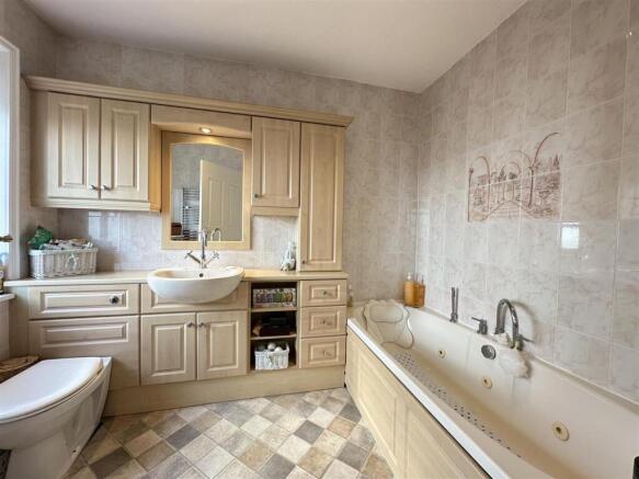 4 bed House for sale Image 10